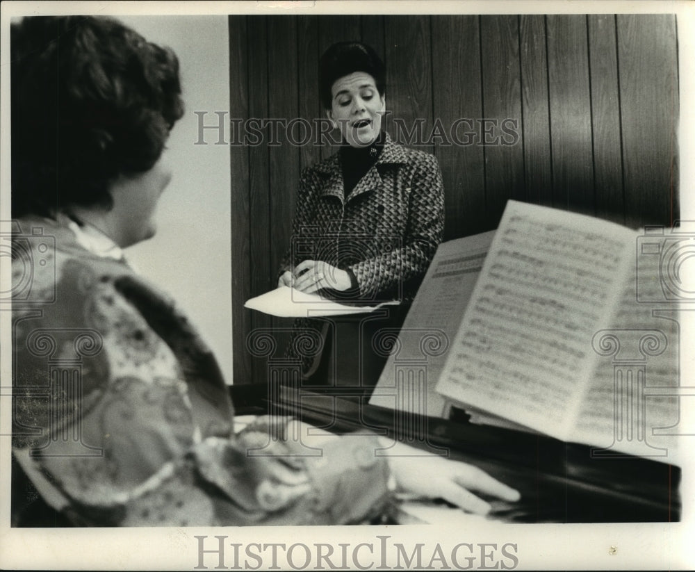 Mildred Miller And Vivienne Atkins Play WIth The Piano - Historic Images