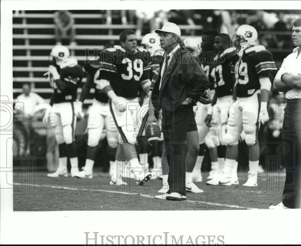 Press Photo Pat Dye, Alabama Football Coach, and Team Members - ahta01 ...