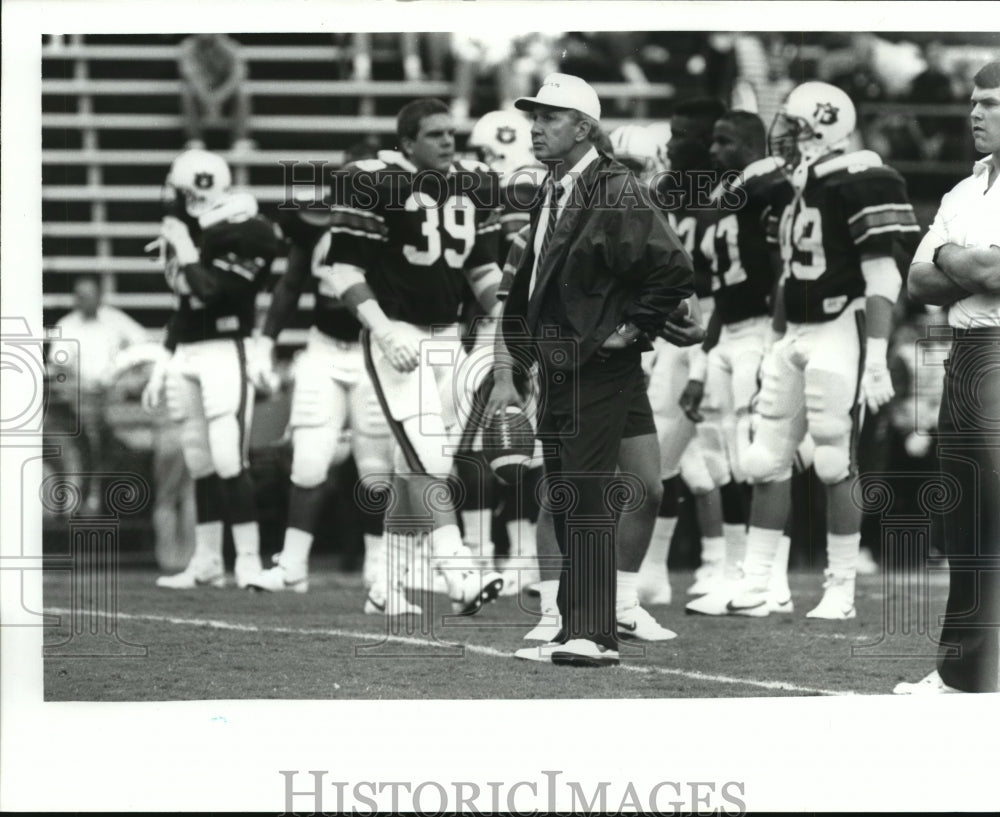 Press Photo Pat Dye, Alabama Football Coach, and Team Members - ahta01925 - Historic Images