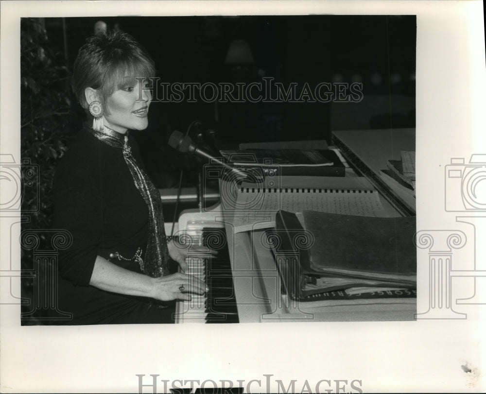1990 Press Photo Donna Mitchell, Musician, at Piano - ahta01933- Historic Images