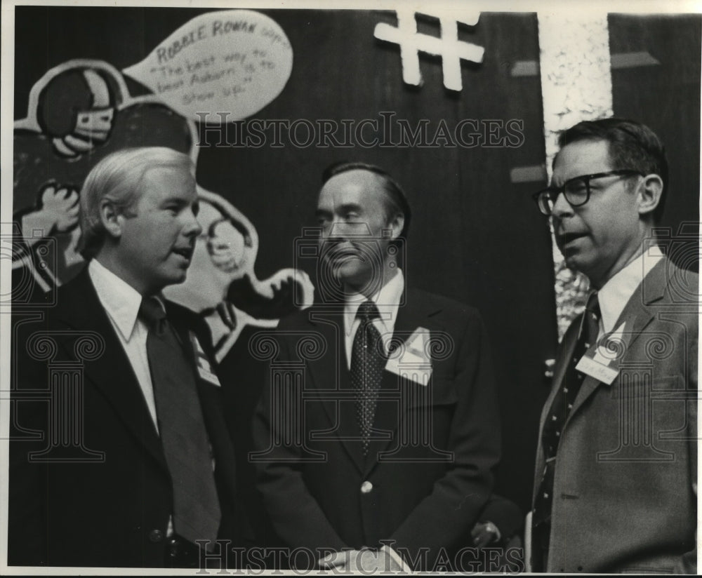 Press Photo Alabama Alumni Lathan, Morring And Moxley Speak Together At Event - Historic Images