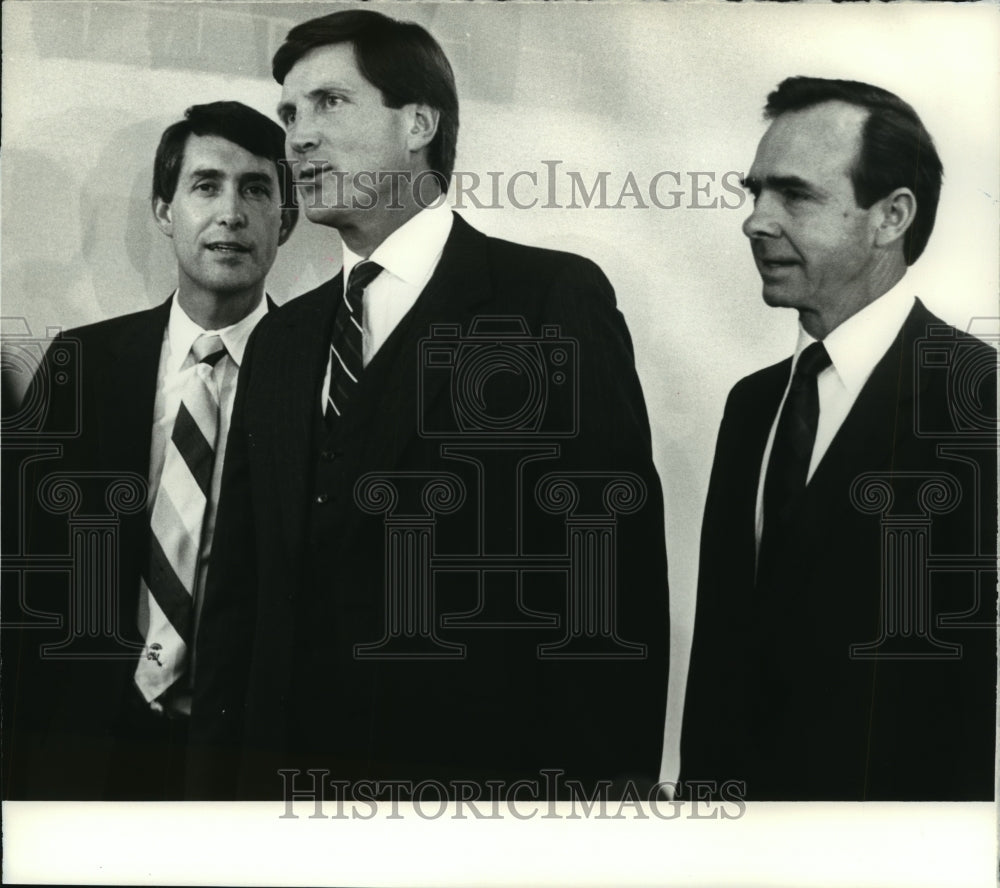 Press Photo Tide Bill Curry With Other Men - ahta01947- Historic Images