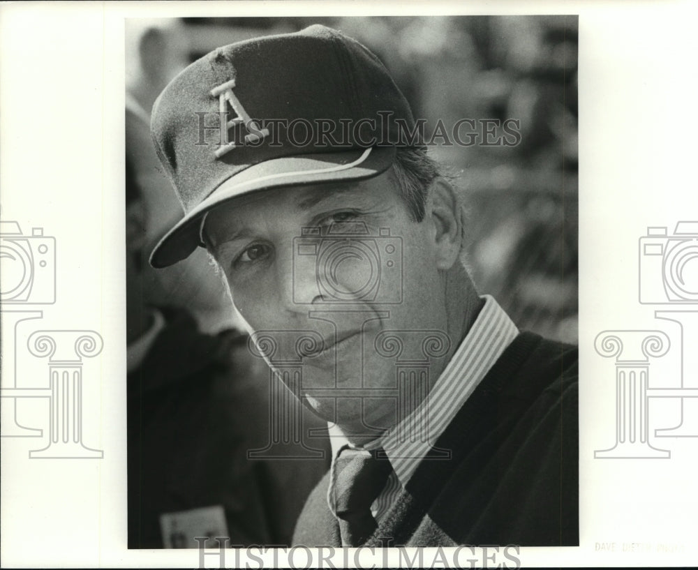 Press Photo Pat Dye Wears Alabama Hat - ahta02005 - Historic Images