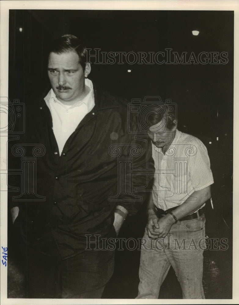 Press Photo Murder Suspect Harold Lee Schut Walks In Cuffs And Led By Detective - Historic Images