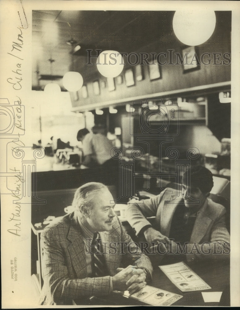 Press Photo Arthur Knight At Restaurant Booth With Companion - Historic Images