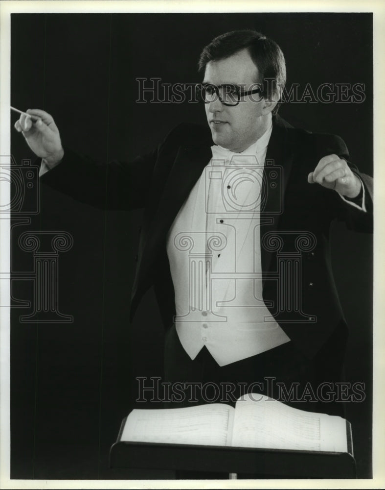 1988 Press Photo Conductor Clair Fox Hillard Directs Orchestra - ahta02629- Historic Images