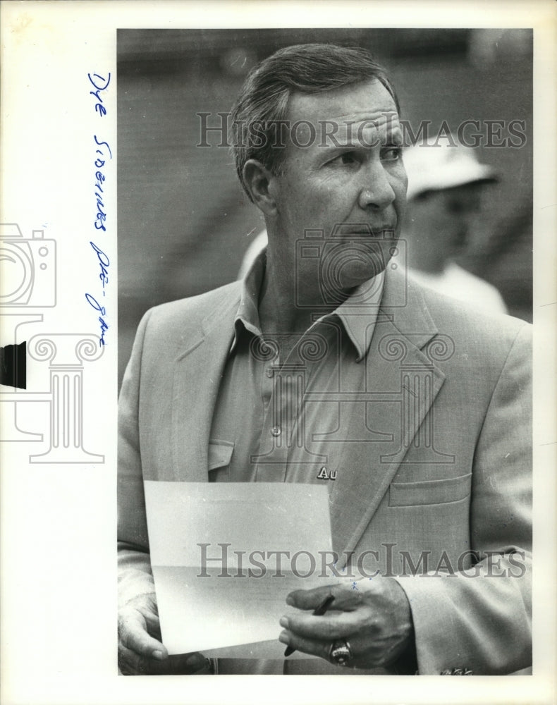 Press Photo Pat Dye, Alabama Football Coach, on Sidelines Before Game - Historic Images