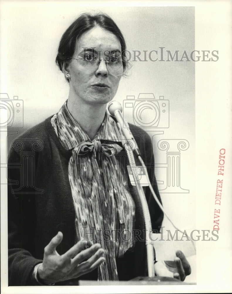 Press Photo Dr. Kathleen Kreiss Speaks at Meeting About DDT, Triana, Alabama - Historic Images