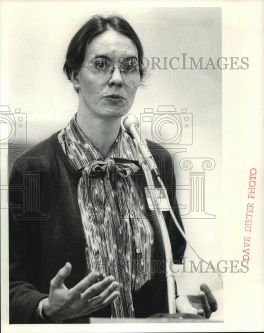 Press Photo Dr. Kathleen Kreiss Speaks at Meeting About DDT, Triana, Alabama - Historic Images