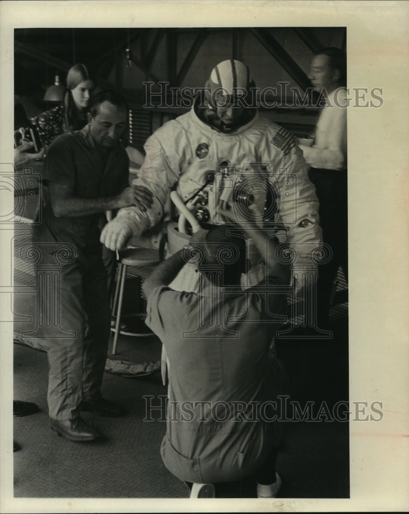 1970 Press Photo Hugh O&#39;Brian, Actor, in Space Suit - Historic Images