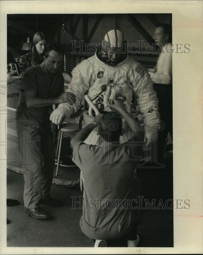 1970 Press Photo Hugh O'Brian, Actor, in Space Suit - Historic Images