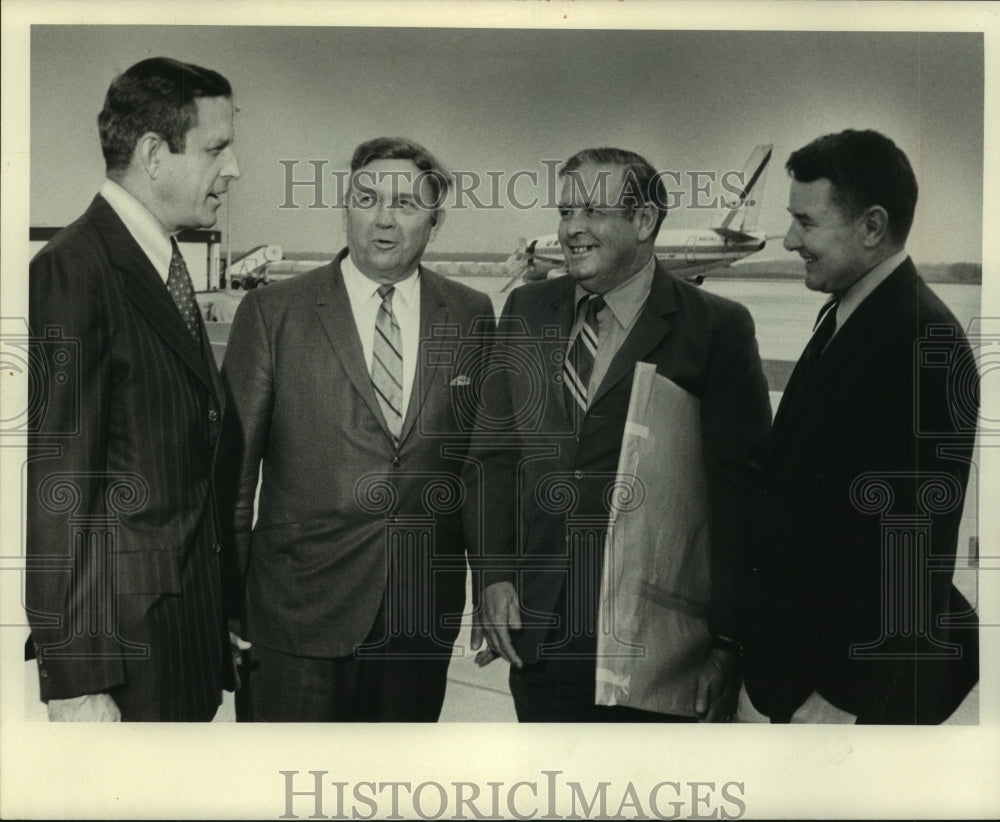 Press Photo Ed Sandlin Speaks With Companions At Airport - ahta03836- Historic Images