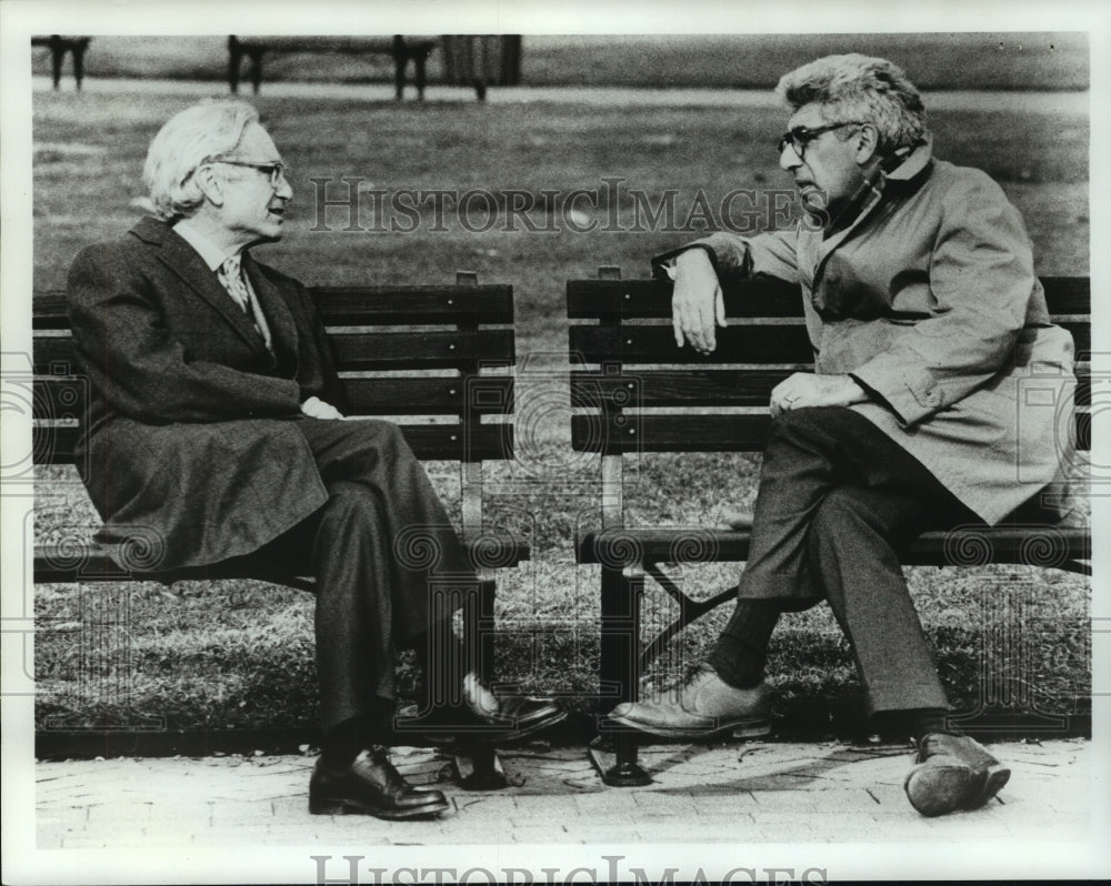 Press Photo Alvin Weintery and Barry Commoner sit on benches - Historic Images