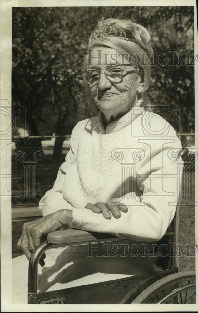 Press Photo Wheelchair Queen Pearl Tuck Sits Outside - Historic Images