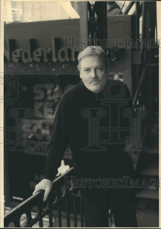 1992 Press Photo Actor Stacy Keach in Thriller Play "Solitary Confinement" - Historic Images