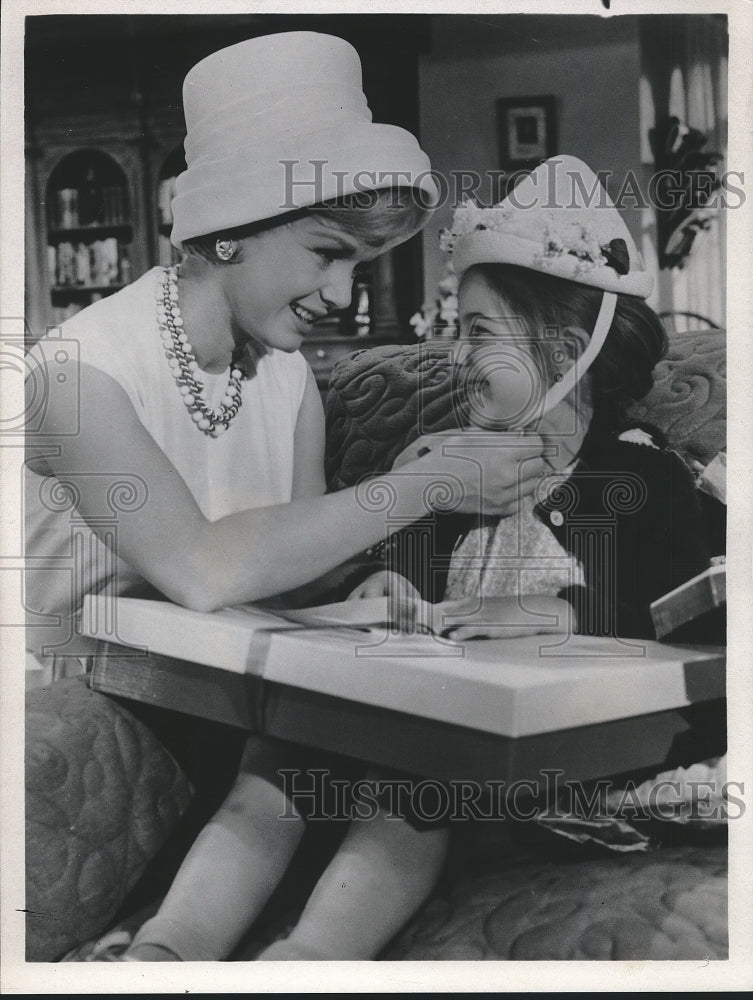 1970 Actress Debbie Reynolds with Her Daughter - Historic Images