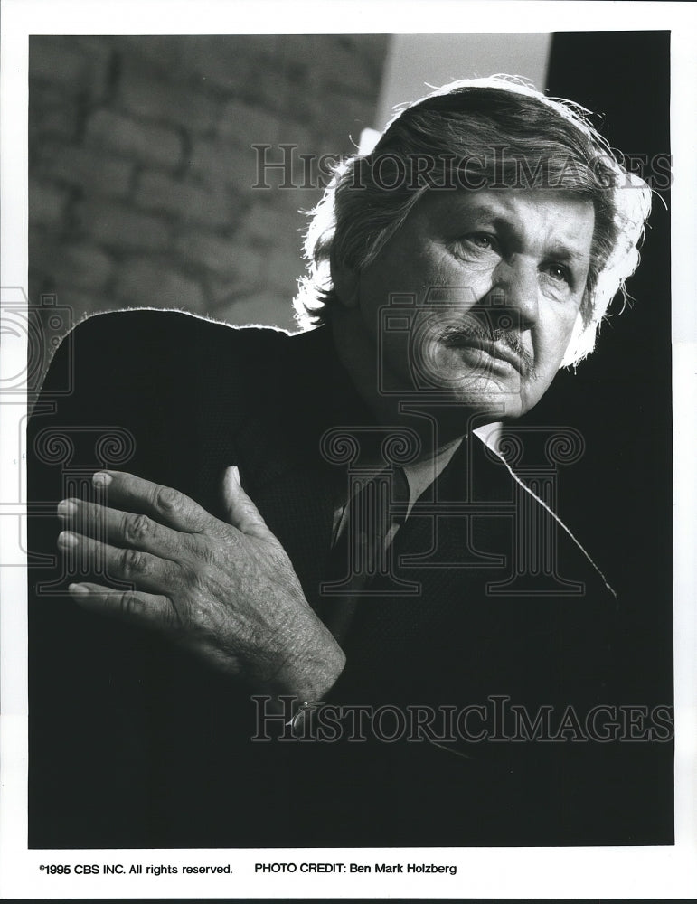 1995 Press Photo Actor Charles Bronson in &quot;A Family Of Cops,&quot; &quot;CBS Sunday Movie&quot; - Historic Images