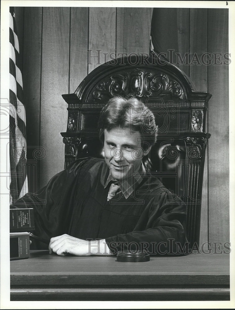 1983 Press Photo Harry Anderson, Judge on "Night Court" on NBC - Historic Images