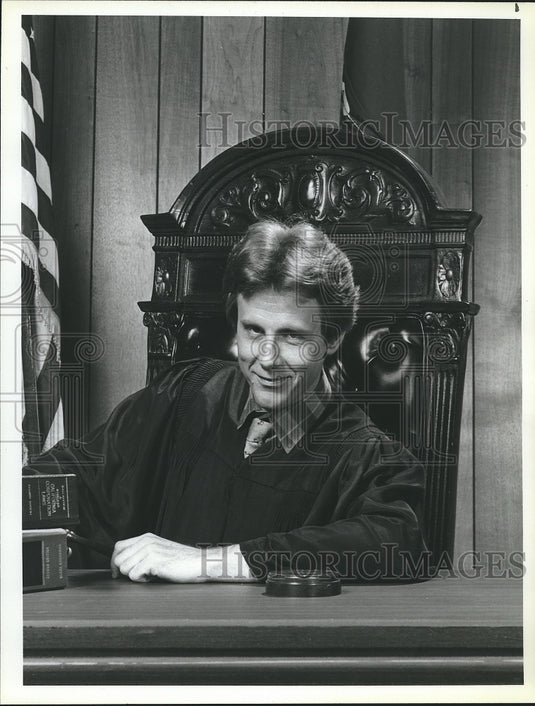 1983 Press Photo Harry Anderson, Judge on "Night Court" on NBC - Historic Images