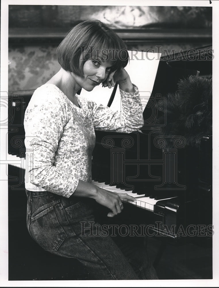 1990 Press Photo Actress Pamela Reed Stars in NBC-TV's comedy "Grand" - Historic Images