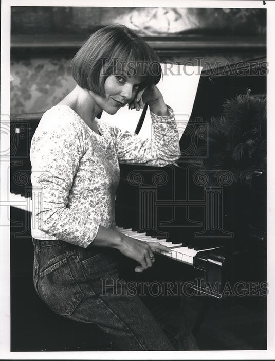1990 Press Photo Actress Pamela Reed Stars in NBC-TV's comedy "Grand" - Historic Images