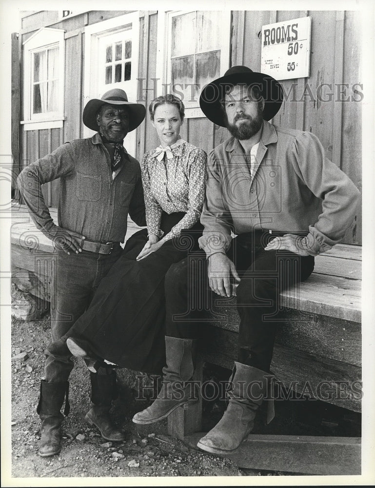 1984 Merlin Olsen, Katherine Cannon & Moses Gunn in "Father Murphy" - Historic Images