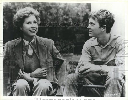 1983 Press Photo Mary Tyler Moore & Timothy Hutton in 