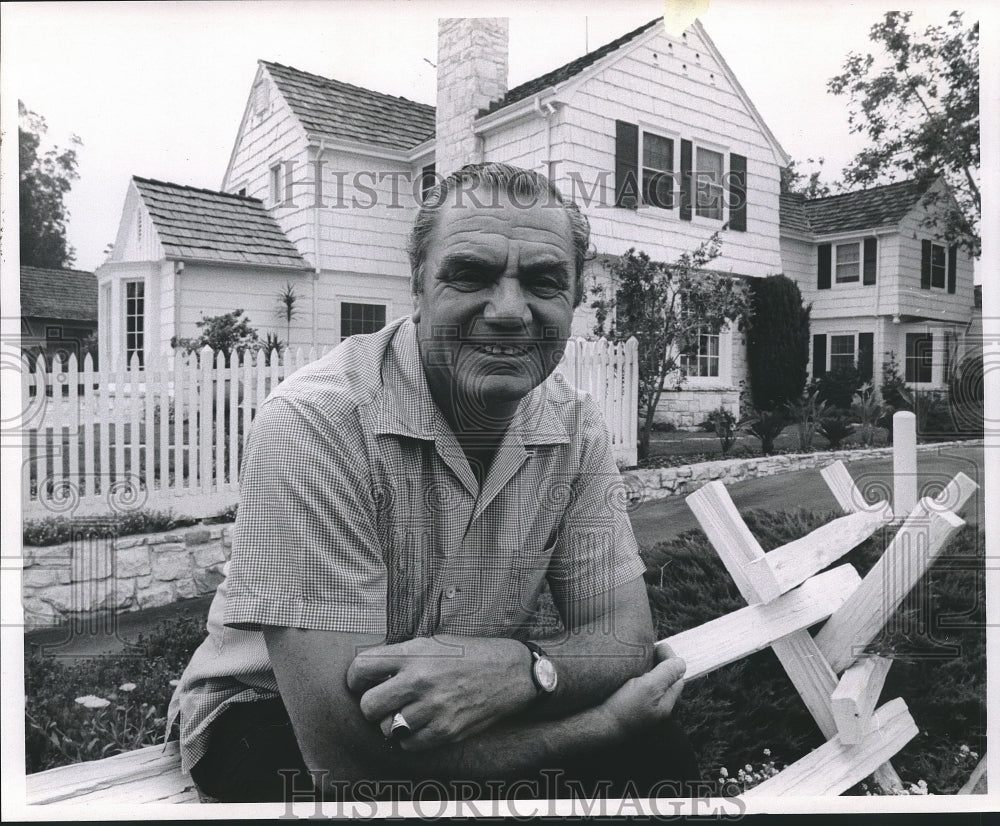 1969 Press Photo Ernest Borgnine, American Actor, at Home - Historic Images