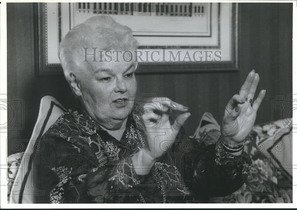 1992 Press Photo Soprano Eileen Farrell Listens to a Record During Interview - Historic Images