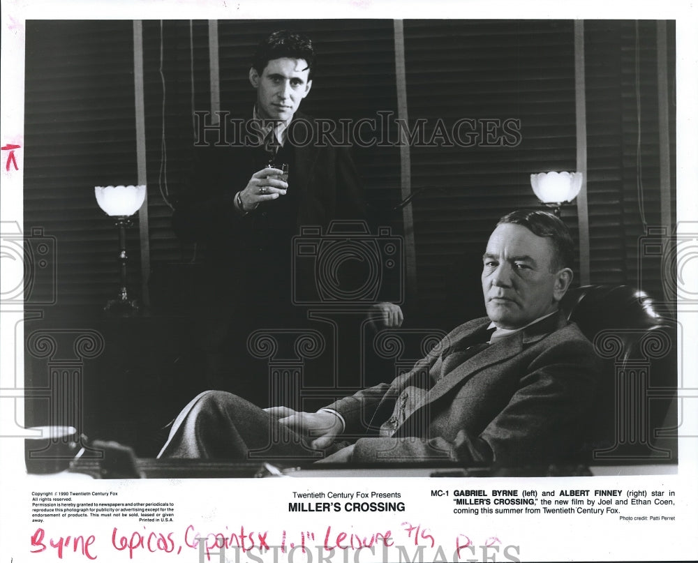 1990 Press Photo Gabriel Byrne and Albert Finney in "Miller's Crossing" - Historic Images