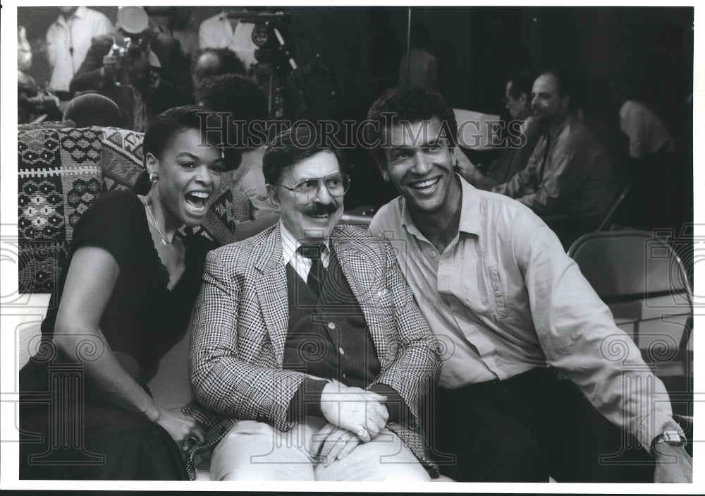 1991 Press Photo Producer David Merrick with Actors Angela Teek & Brian Mitchell - Historic Images