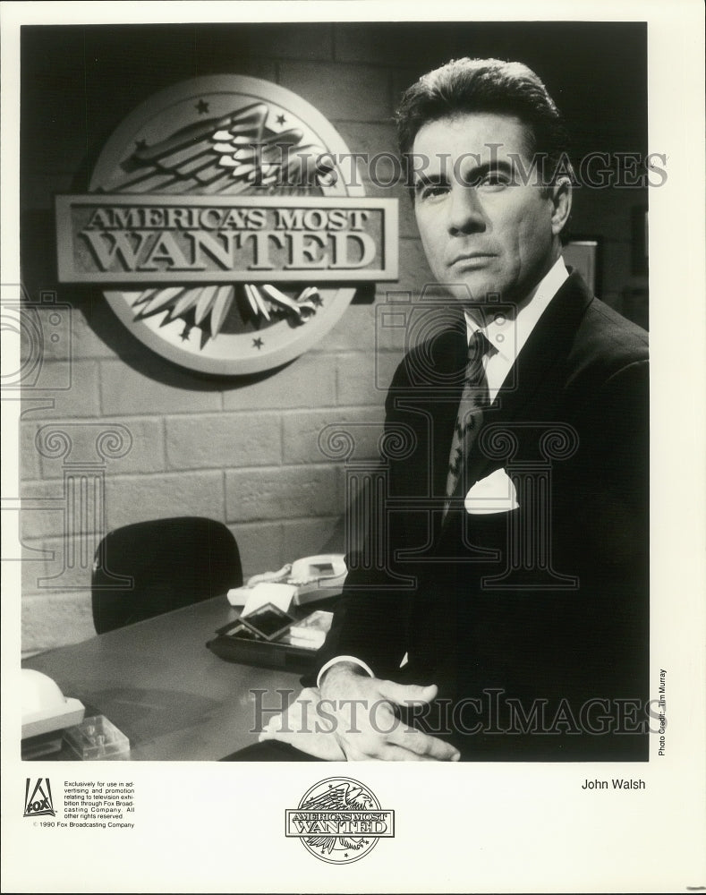 1990 Press Photo John Walsh, Host of "America's Most Wanted" - Historic Images