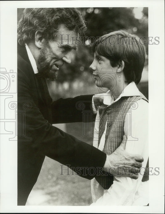 Press Photo Actors Jason Robards & Lukas Haas in ABC-TV's "The Perfect Tribute" - Historic Images