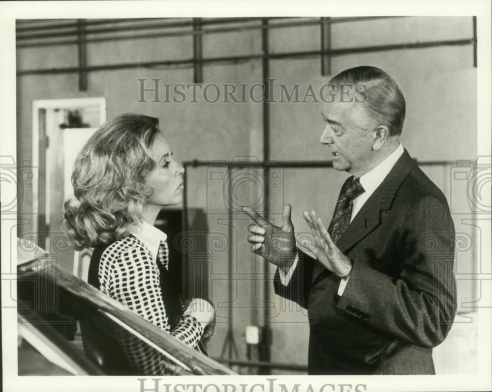 Press Photo Actors Robert Young &amp; Beverly Garland in &quot;Marcus Welby, M.D.&quot; - Historic Images