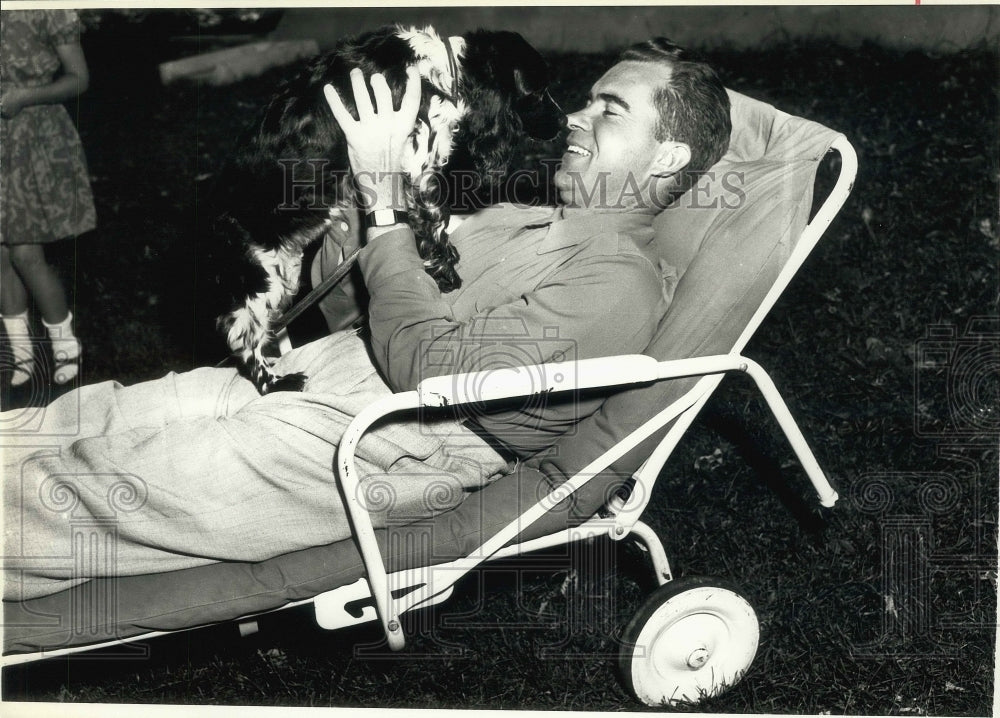 1952 Press Photo Richard M. Nixon with Cocker Spaniel &quot;Checkers&quot; - Historic Images