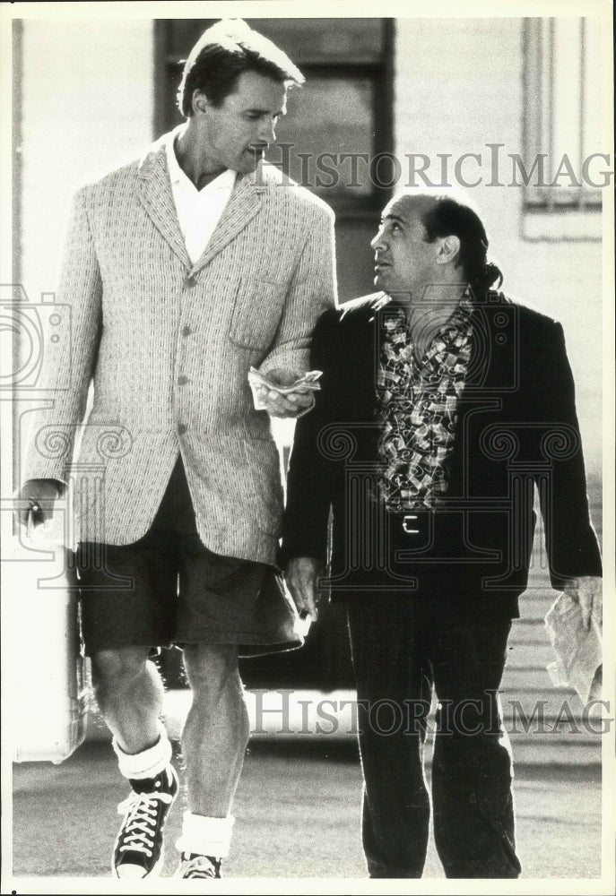 1992 Press Photo Arnold Schwarzenegger and Danny DeVito in &quot;Twins&quot; - Historic Images