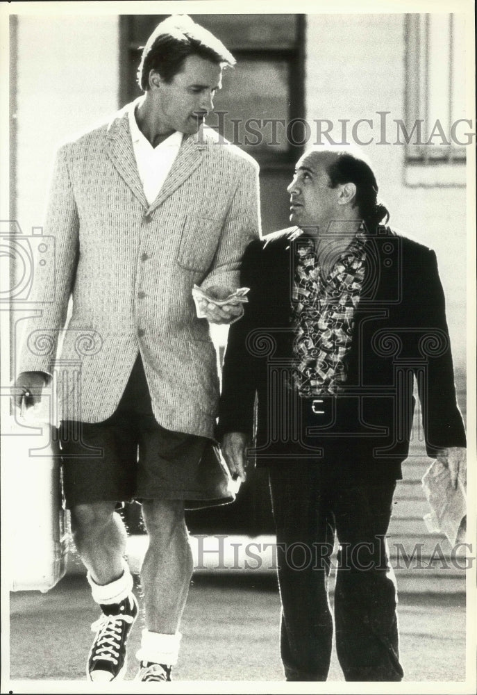 1992 Press Photo Arnold Schwarzenegger and Danny DeVito in "Twins" - Historic Images