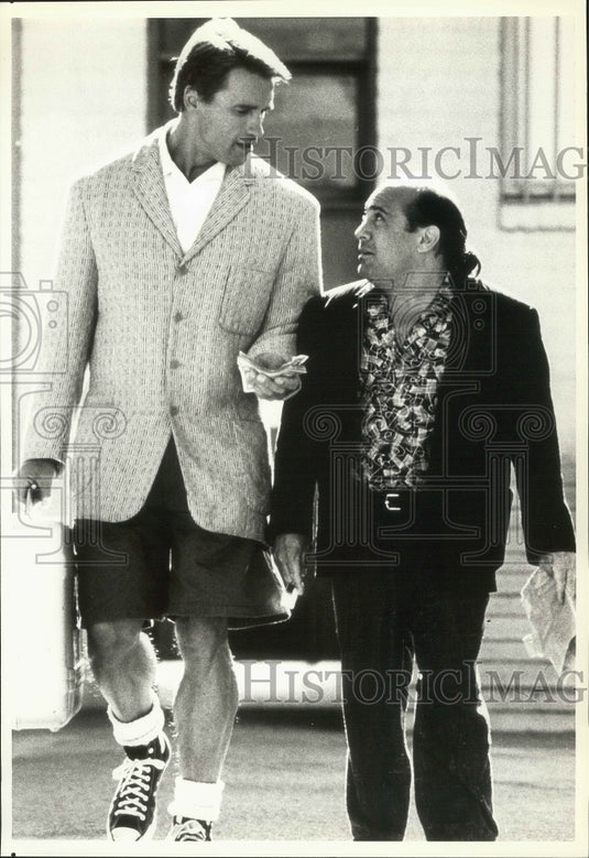 1992 Press Photo Arnold Schwarzenegger and Danny DeVito in "Twins" - Historic Images
