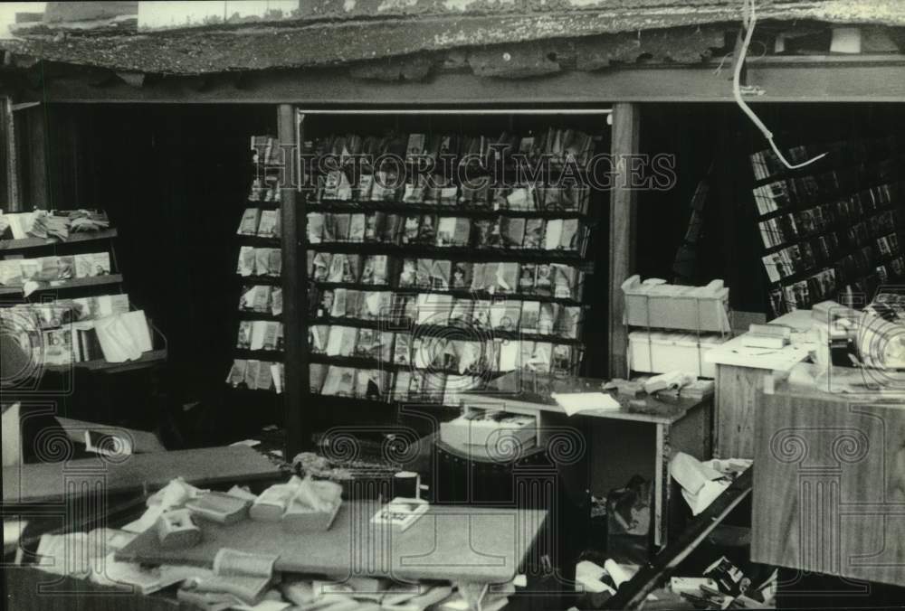 1985 Press Photo Book store damaged after Hurricane Elena passed through, MS- Historic Images