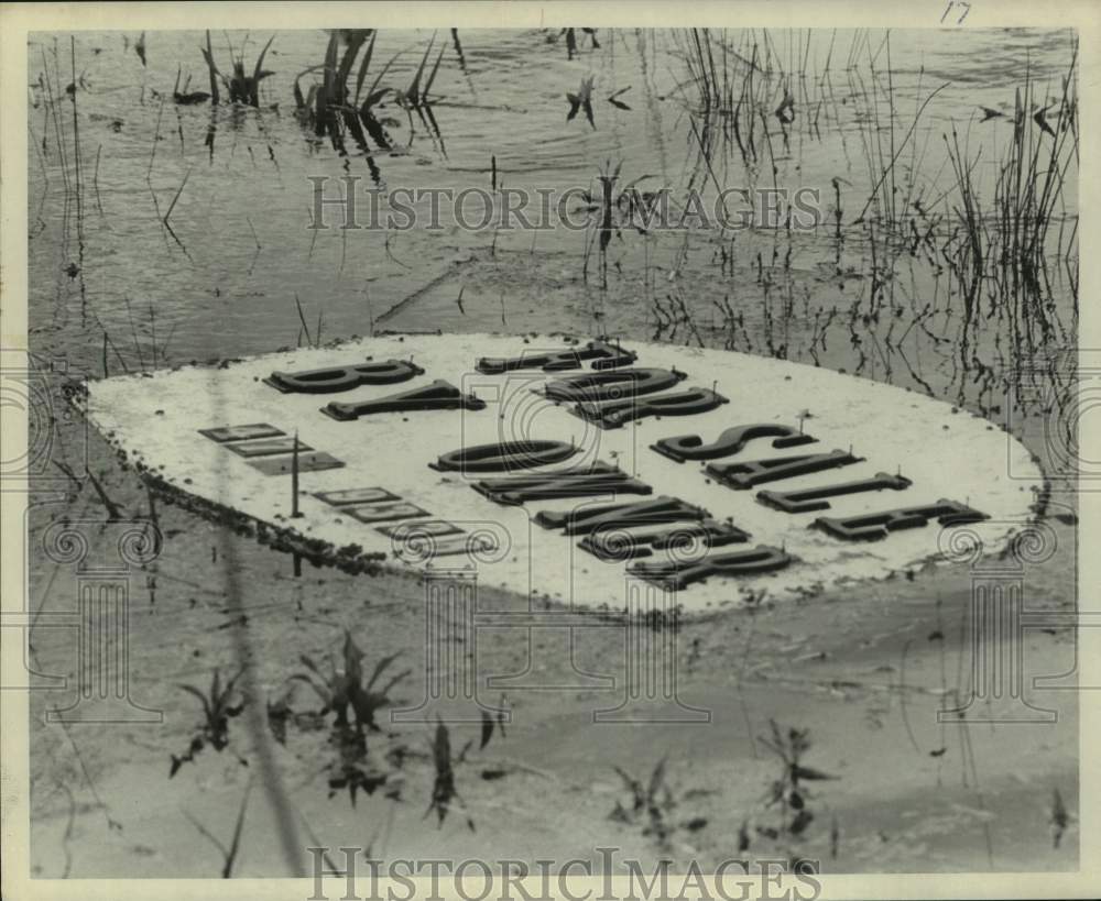 1979 Press Photo Floating &quot;For Sale by Owner&quot; Sign after Hurricane Frederic, MS- Historic Images