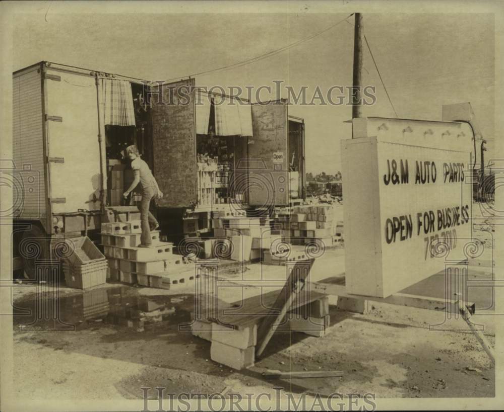 1979 Press Photo Man unloads J&M Auto Parts trucks after Hurricane Frederic- Historic Images