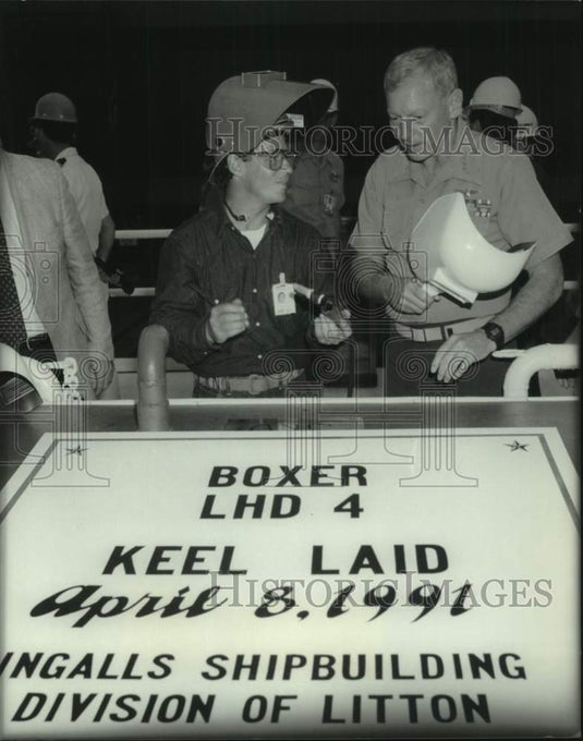 1991 Press Photo Ingalls Shipbuilding worker & Marine at USS Boxer, LHD-4 sign- Historic Images