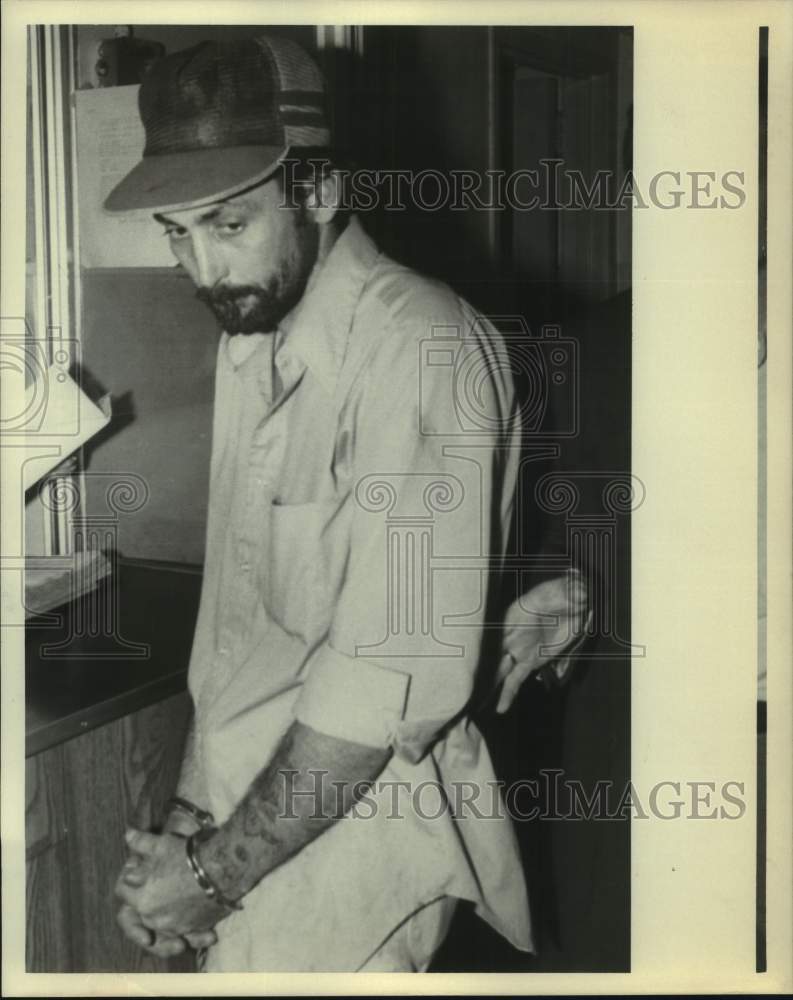 Criminal from Karon Ann Pierce trial in handcuffs - Historic Images