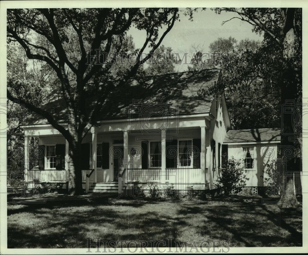 1968 Exterior view of Radcliff Cottage, 3808 Mordecai Lane, Mobile - Historic Images