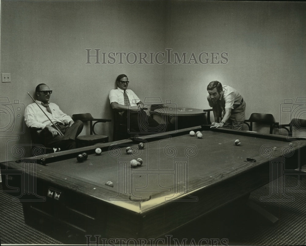 Press Photo Men play pool in Mobile, Alabama - amra00150- Historic Images