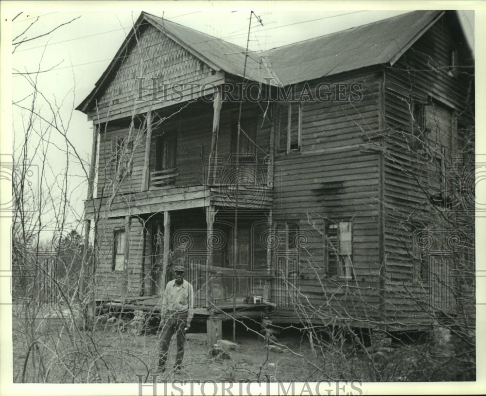 Press Photo Willie Bivers by abandoned home in Gainestown, Alabama - Historic Images