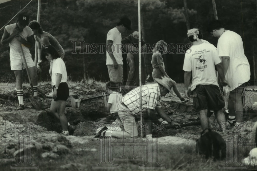 People participate in fossil search in Alabama - Historic Images