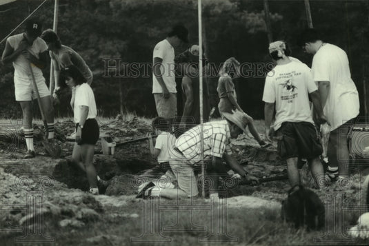People participate in fossil search in Alabama - Historic Images