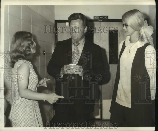 Press Photo FAA worker Jack Barker speaks with aerospace students in Alabama - Historic Images