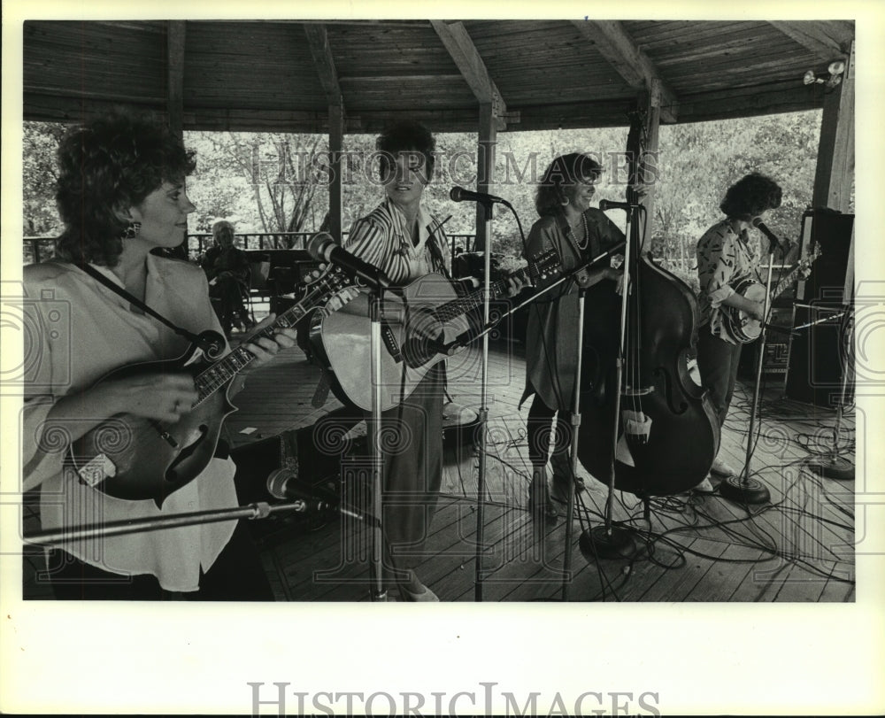 1986 Press Photo New Coon Creek Girls band performs in Alabama - amra00630- Historic Images